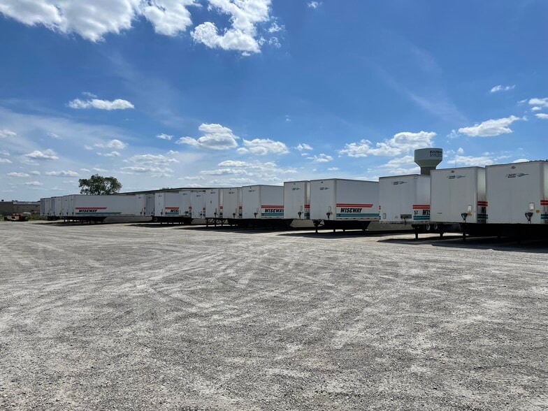 More Photos Of 106 Mooney Dr, Bourbonnais Warehouse For Lease