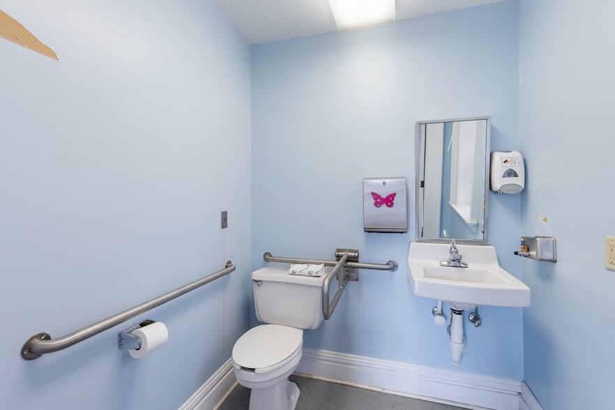 More Photos Of 1 Main St, Hartford Office Residential For Sale