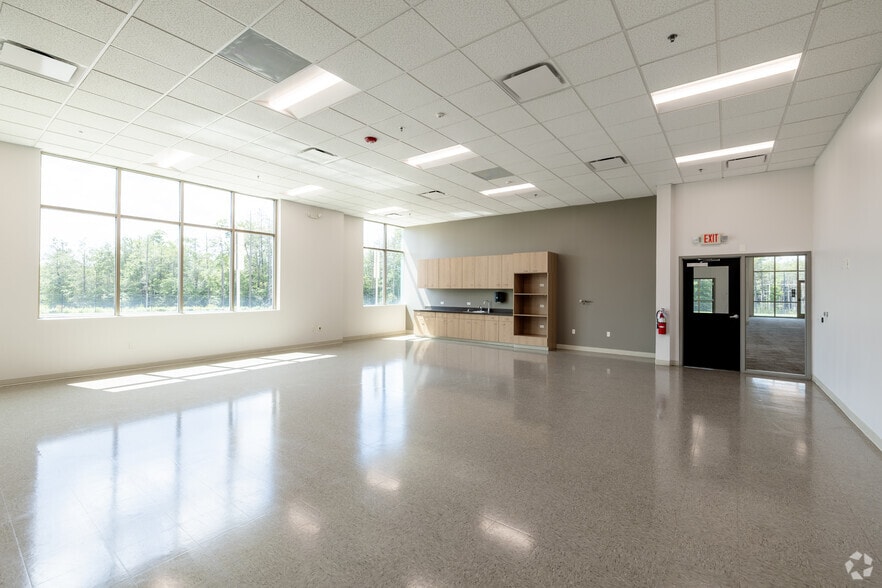 More Photos Of 198 Commercial Blvd, Blakeslee Warehouse For Lease