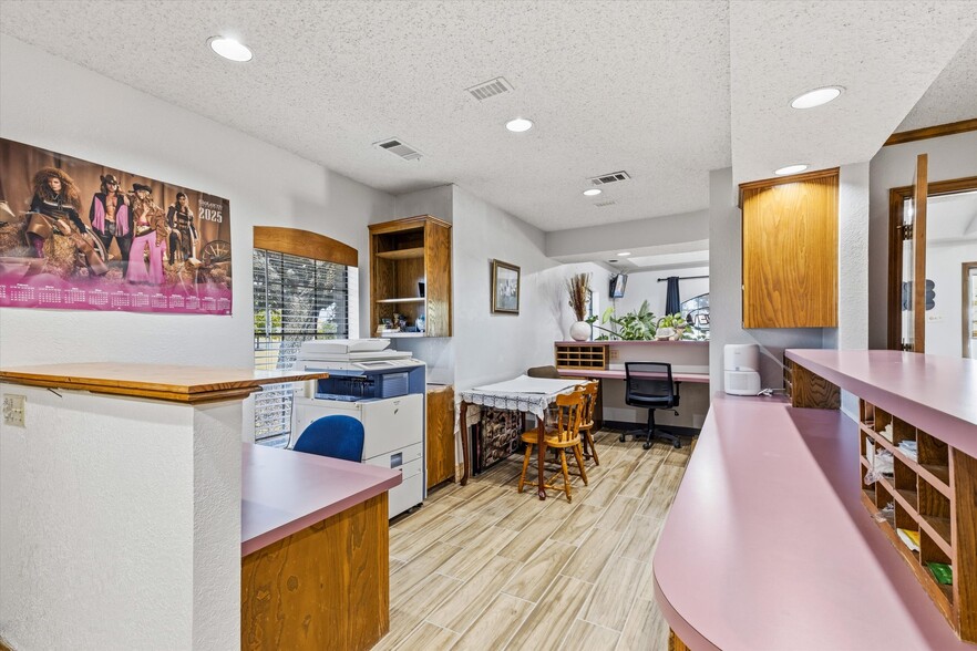 More Photos Of 1055 W Pioneer Pky, Grand Prairie Medical For Lease