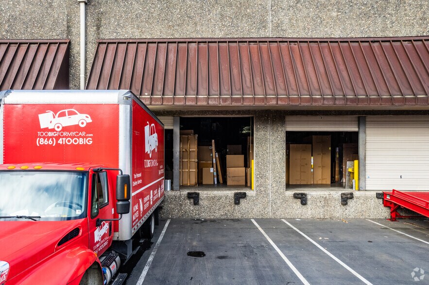 More Photos Of 7805-7895 SW Hunziker St, Tigard Distribution For Lease