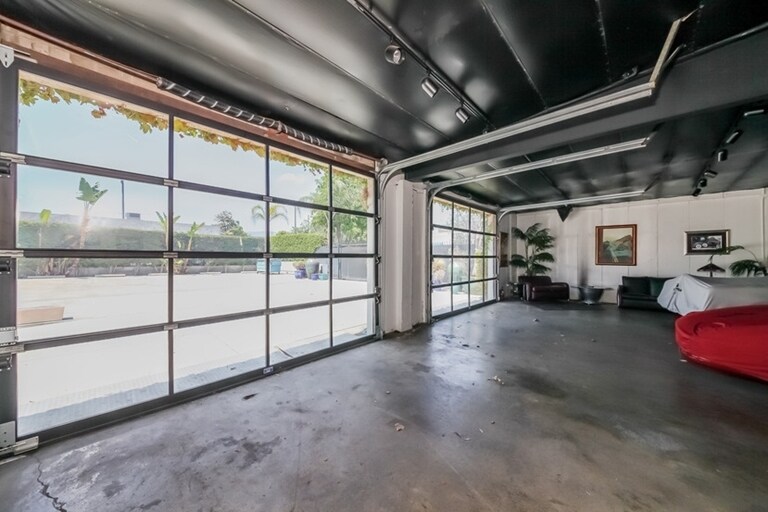 More Photos Of 611 S Glenwood Pl, Burbank Showroom For Sale