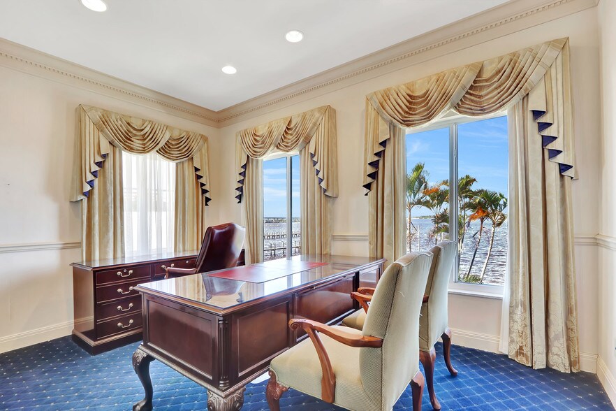 More Photos Of 117 SE Seminole St, Stuart Medical For Sale