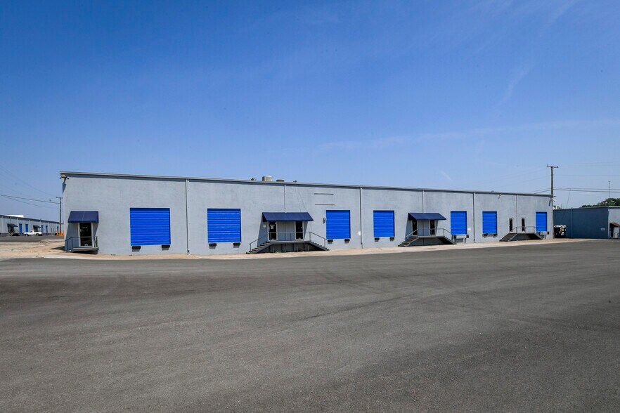 More Photos Of 5721 E Rosedale St, Fort Worth Unknown For Lease