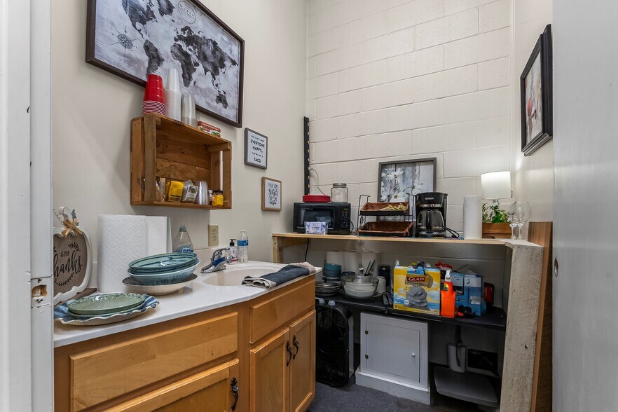 More Photos Of 2994 Hickory Blvd, Hudson Freestanding For Sale