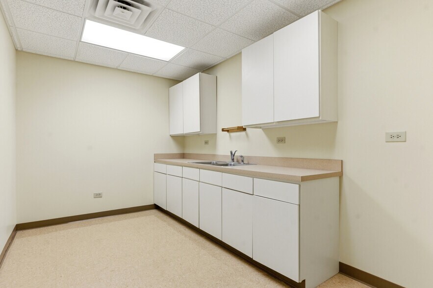 More Photos Of 1640 Willow Circle Dr, Crest Hill Medical For Sale