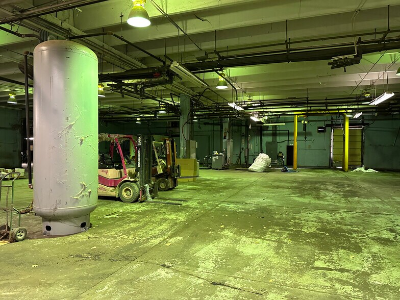 More Photos Of 126 S Griffith St, El Dorado Warehouse For Sale