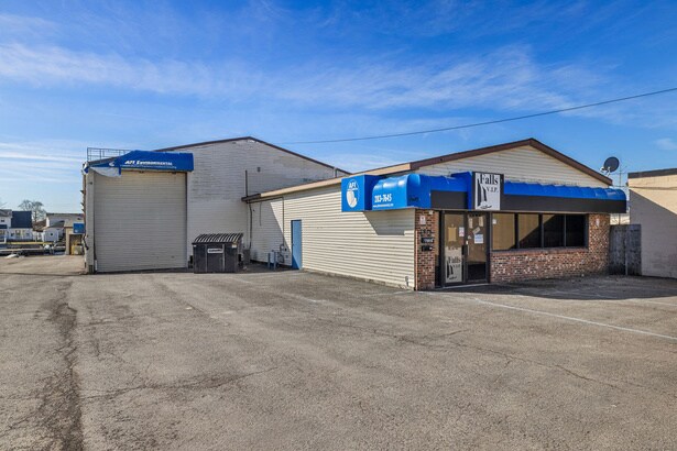 More Photos Of 7813 Buffalo Ave, Niagara Falls Showroom For Sale