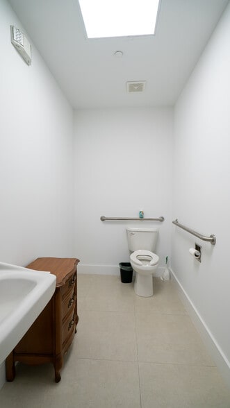 More Photos Of 300-320 NE 60th St, Miami Warehouse For Lease