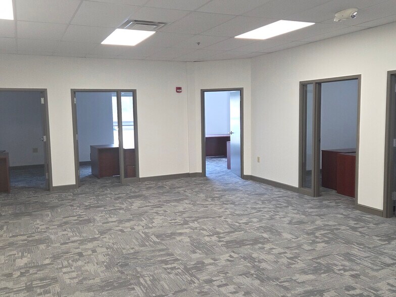 More Photos Of 9482 Wedgewood Blvd, Powell Office For Lease