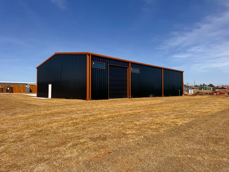 More Photos Of 551 Koloa Ave, Edmond Warehouse For Sale