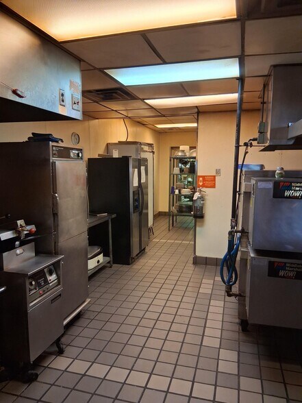 More Photos Of 605 S 10th St, Burlington General Retail For Sale