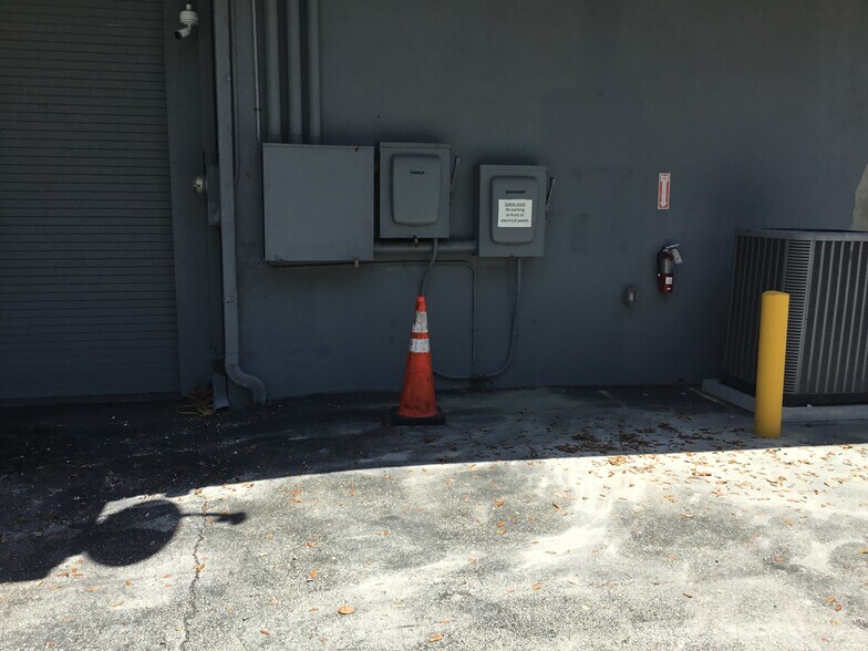 More Photos Of 551 S Dixie Hwy E, Pompano Beach Warehouse For Lease