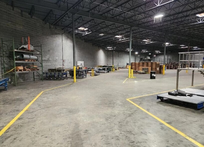 More Photos Of 10901 Carpet St, Charlotte Warehouse For Lease