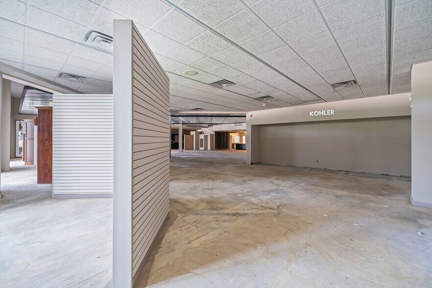 More Photos Of 7705 Quaker Ave, Lubbock Freestanding For Lease