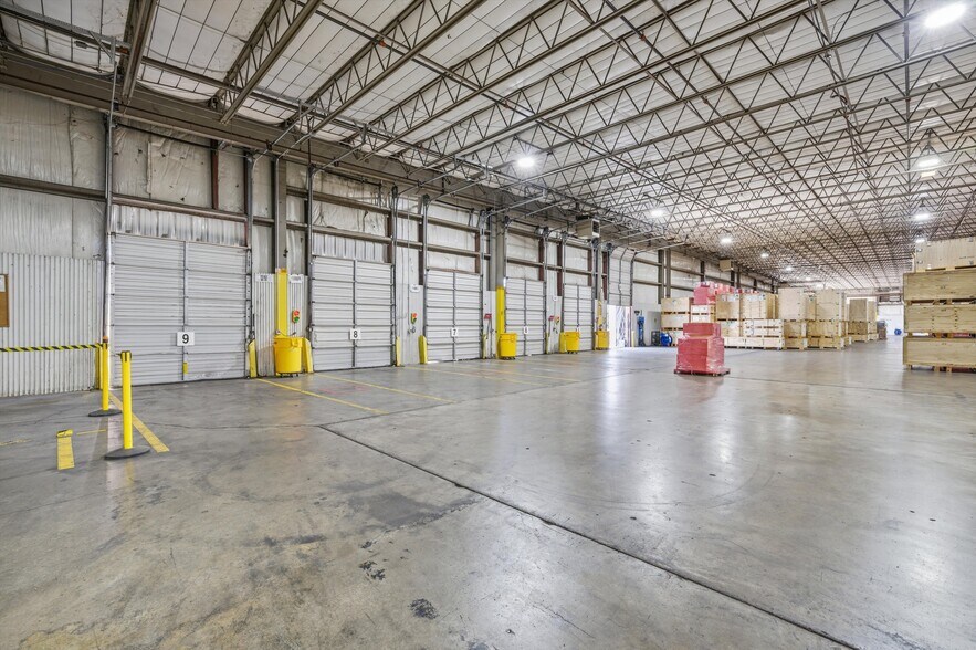 More Photos Of 700 W Loop 340, Woodway Warehouse For Lease