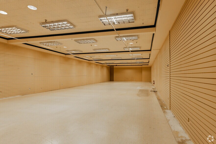 More Photos Of 1431-1527 Rebecca St, Oakville Unknown For Sale