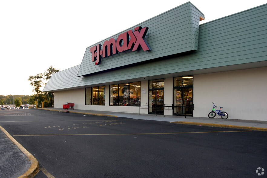 More Photos Of 1088-1791 Old Country Rd, Riverhead Storefront For Lease