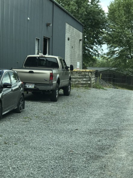 More Photos Of 235 Lawless Rd, Morgantown Warehouse For Lease