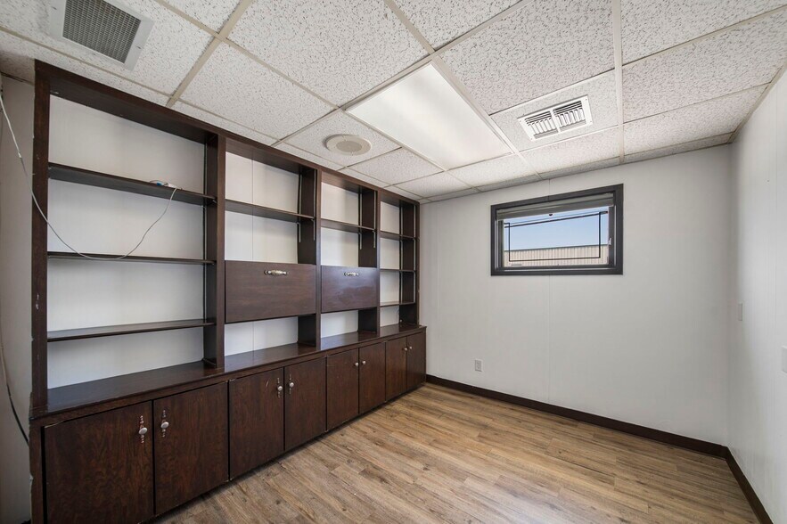 More Photos Of 700 S Main St, Grove Medical For Sale