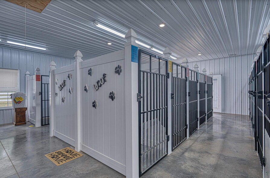 More Photos Of 1601 ST RTE 56E STATE ROUTE 56E, Morganfield Veterinarian Kennel For Sale