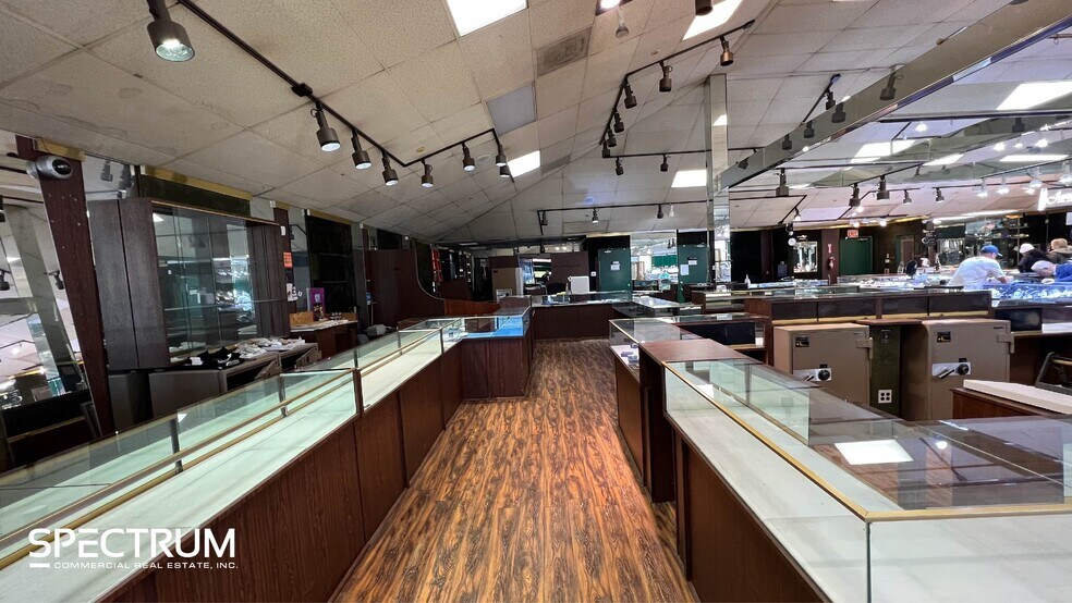 More Photos Of 17648-17656 Ventura Blvd, Encino Unknown For Lease