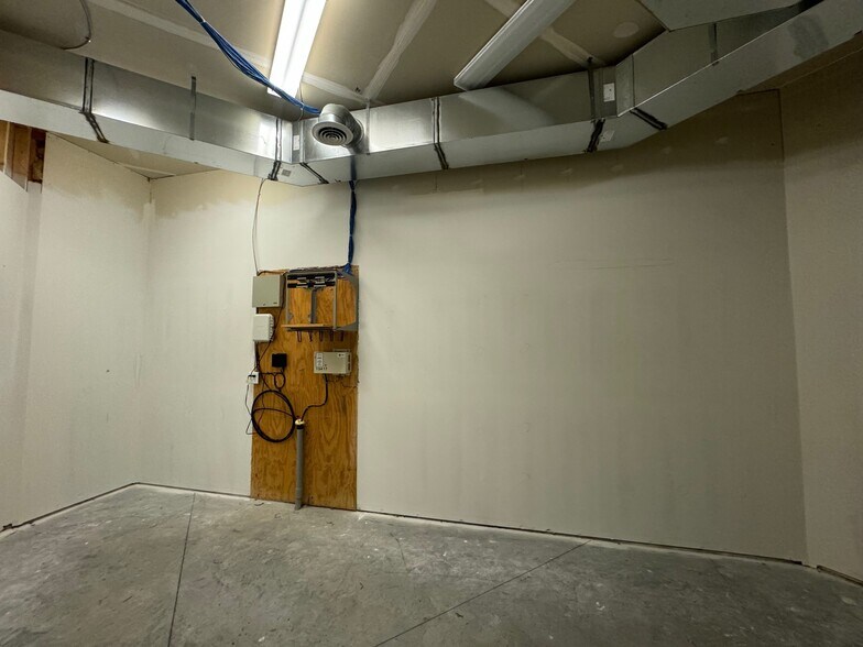 More Photos Of 15415 Pinehurst Dr, Basehor Office For Lease