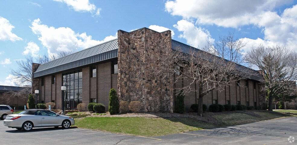 More Photos Of 2525 N 124th St, Brookfield Office For Lease