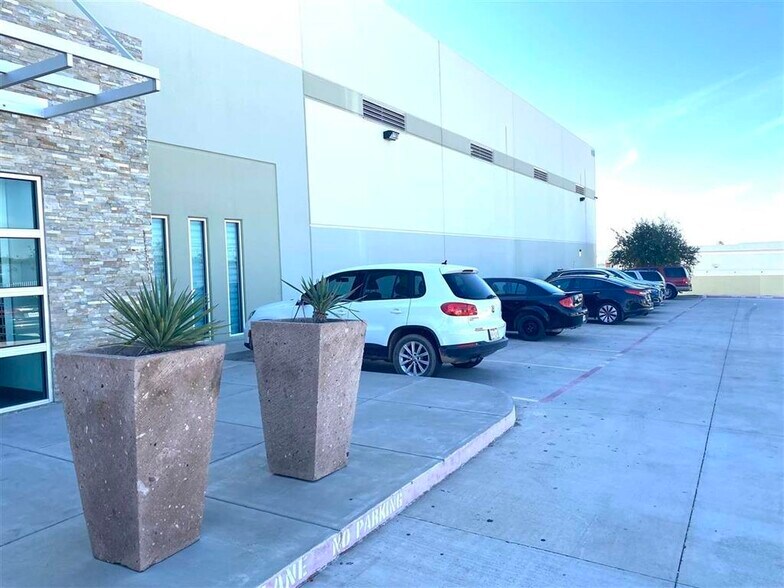 More Photos Of 405 Logistics, Laredo Industrial For Lease