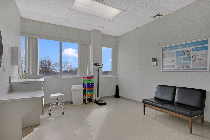 More Photos Of 1656 Oak Tree Rd, Edison Medical For Lease