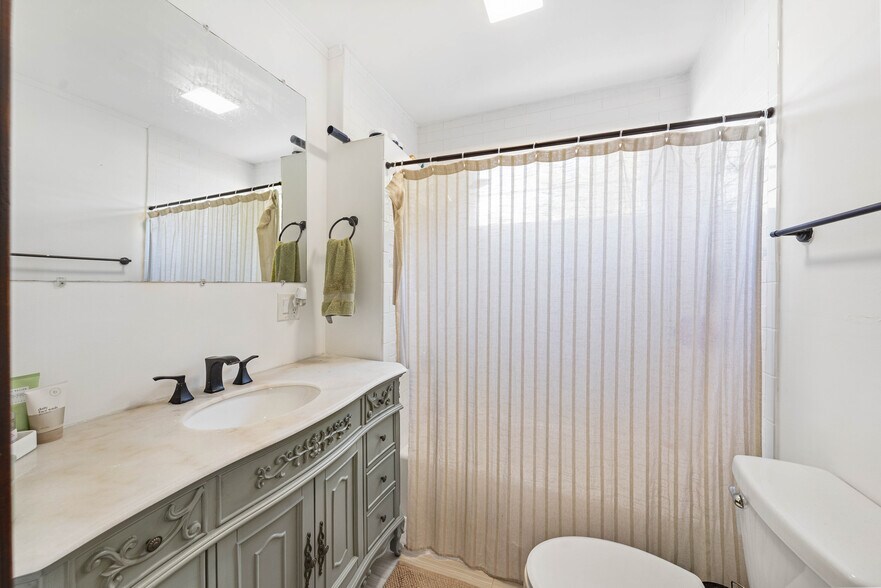 More Photos Of 40 Amboy Rd, Old Bridge Flex For Sale