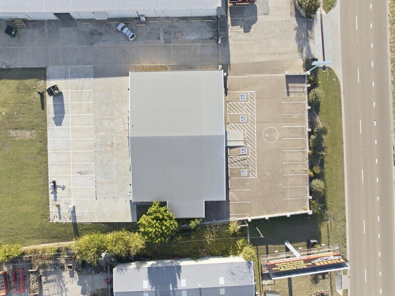 More Photos Of 4980 S Loop 340, Robinson Showroom For Lease