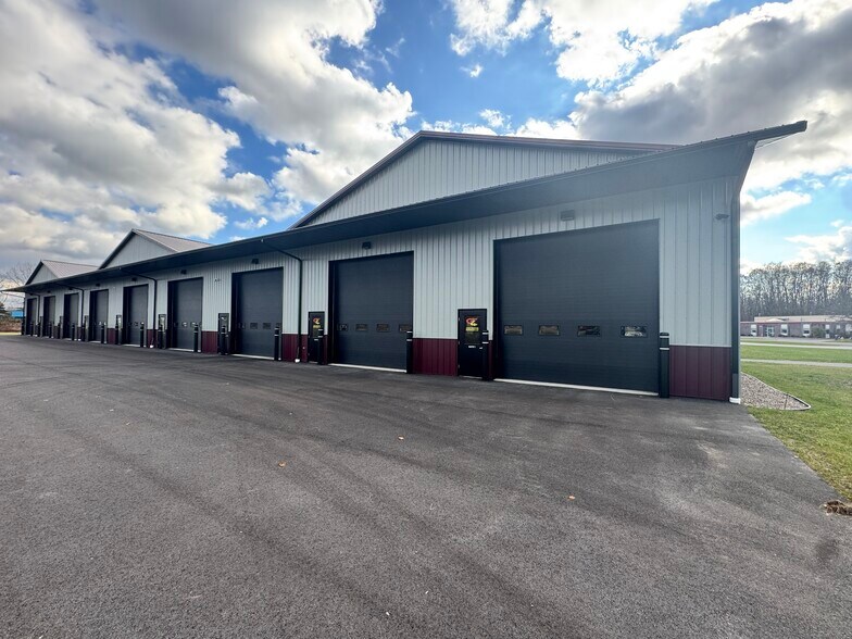 Primary Photo Of 10 Regency Oaks Blvd, Rochester Warehouse For Lease