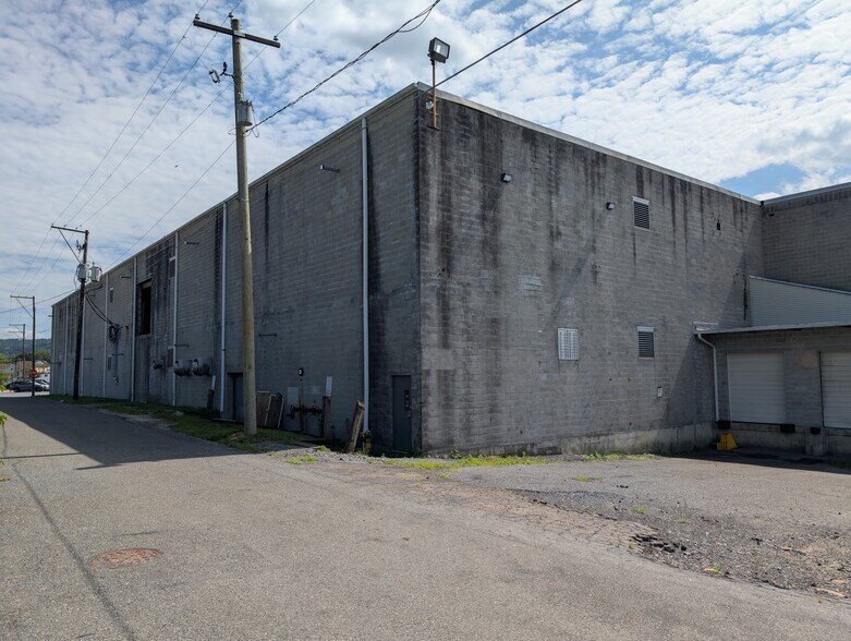 More Photos Of 40 3rd St, Walnutport Warehouse For Lease