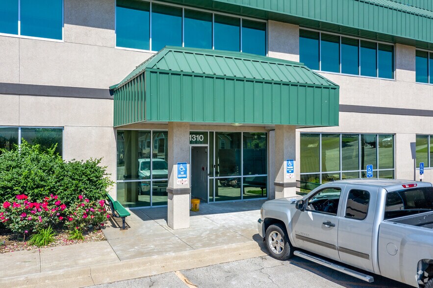 More Photos Of 1310 NW Vivion Rd, Kansas City Office For Lease