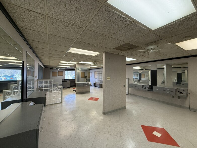 More Photos Of 1301-1315 21st St, Zion Unknown For Lease