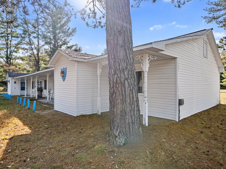 More Photos Of 1024 S I 75 Business Loop, Grayling Hotel For Sale