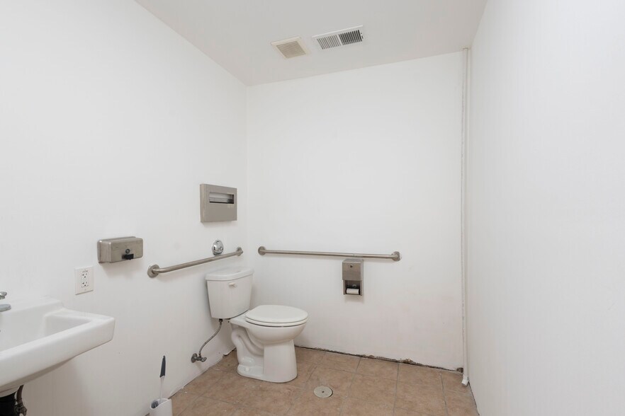 More Photos Of 2703 Southwest Dr, Los Angeles Warehouse For Lease