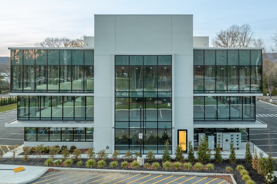 More Photos Of 10 Executive Blvd, Suffern Medical For Lease