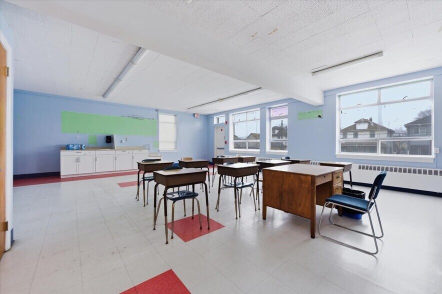 More Photos Of 90 Henry St, Inwood Office For Lease