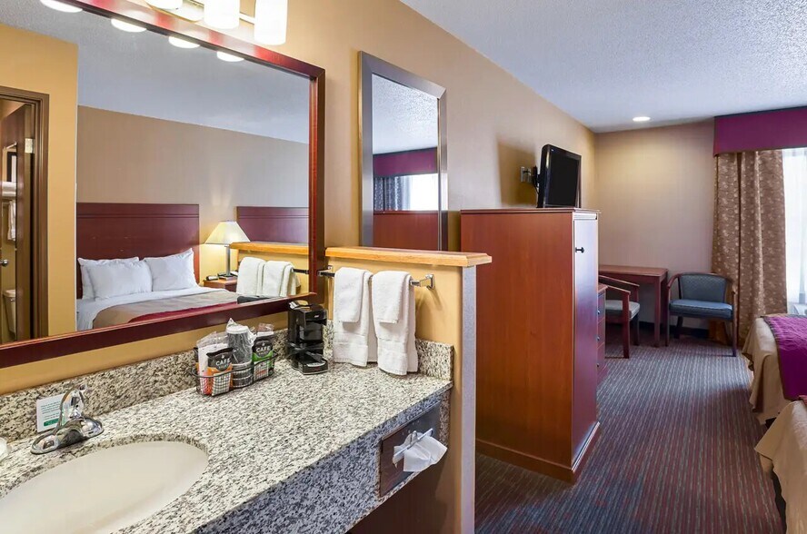 More Photos Of 3815 S Lincoln Ave, York Hotel For Sale