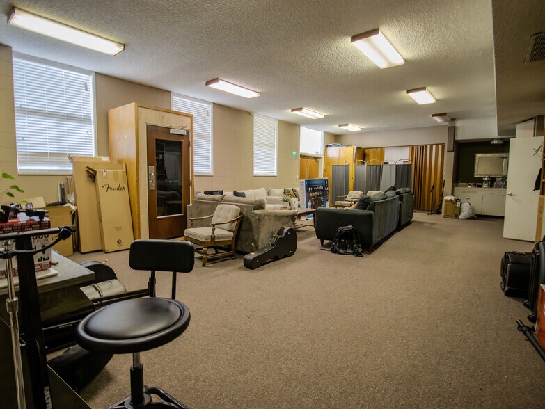 More Photos Of 240 E Fresno St, Dinuba Religious Facility For Sale