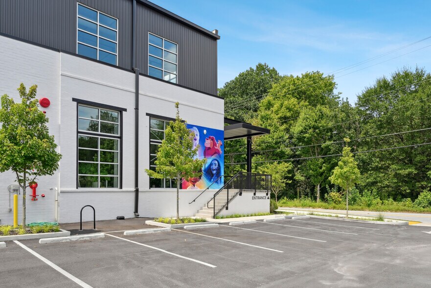 More Photos Of 159 Armour Dr NE, Atlanta Showroom For Lease