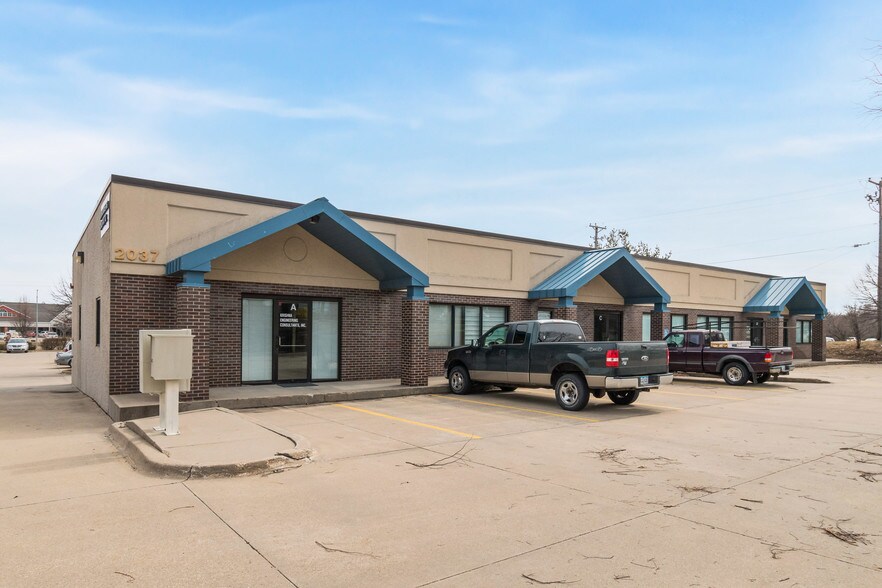 More Photos Of 2037 Grand Ave, West Des Moines Office For Lease