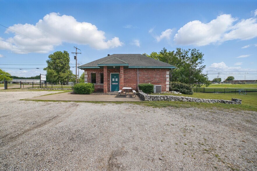 More Photos Of 610 W Simonds Rd, Seagoville Flex For Sale