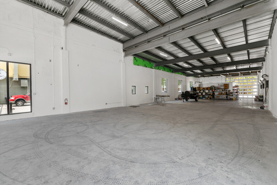 More Photos Of 1529-1531 Lee St, Fort Myers Bar For Sale