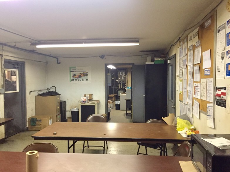 More Photos Of 412 Matteson St, Dyer Warehouse For Lease