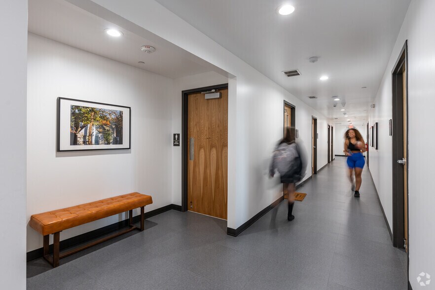 More Photos Of 2910 S Beckley Ave, Dallas Storefront Retail Office For Lease