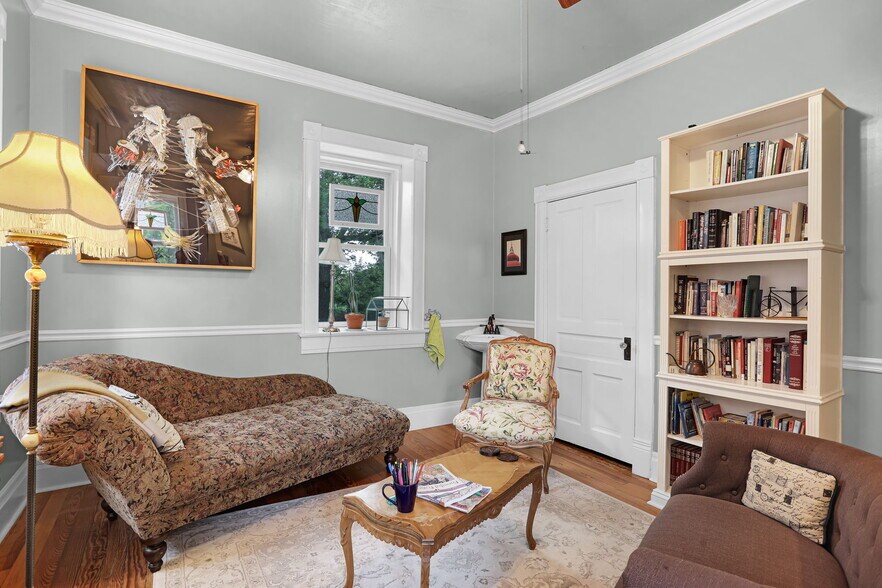 More Photos Of 504 W 5th St, Washington Hospitality For Sale
