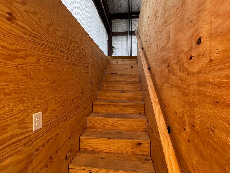 More Photos Of 1501 Lillian Ave, Jourdanton Flex For Lease